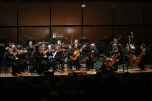Freon Ensemble-Stagione di S.Cecilia;
'Suono latino, sogno azteco'
direttore e chitarra: Stefano Cardi- Roma. Auditorium. 12.05.06
Ph Riccardo Musacchio
direttore e chitarra: Stefano Cardi
Ph Riccardo Musacchio
